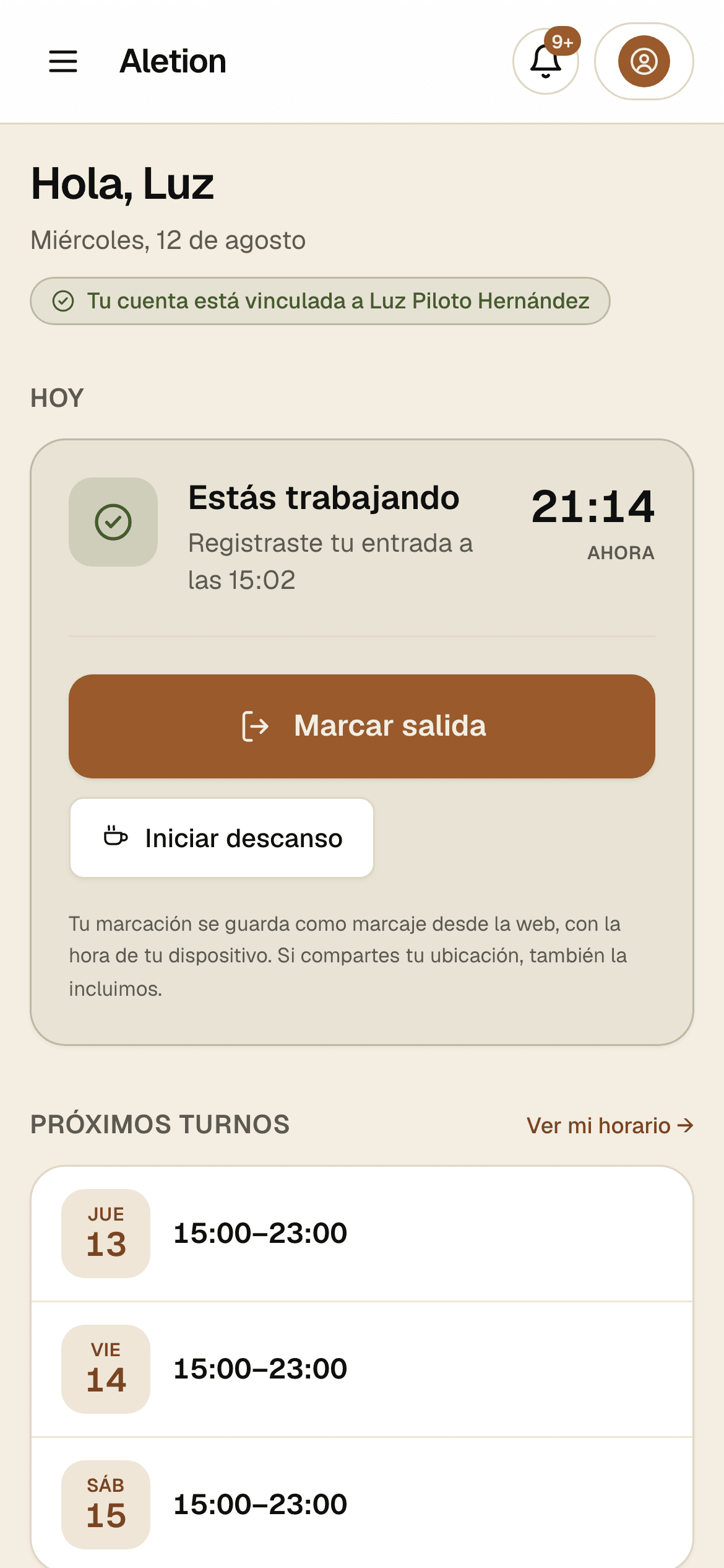 La pantalla de Aletion en el celular de una colaboradora: está trabajando desde las 15:02, puede marcar su salida o iniciar un descanso con un toque, y ve sus próximos turnos.